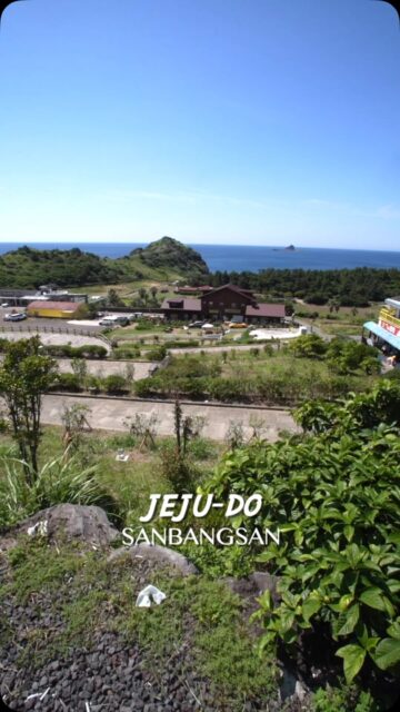 Sanbangsan : la montagne sacrée de Jeju

Sanbangsan (395 m) est un dôme volcanique mythique de l’île de Jeju. La légende veut que la déesse géante Seolmundae Halmang ait arraché le sommet du mont Hallasan pour créer cette montagne au profil arrondi.

Classé au patrimoine mondial de l’UNESCO, le site abrite trois temples bouddhistes remarquables : Sanbanggulsa, niché dans une grotte naturelle à flanc de falaise avec une vue imprenable sur l’océan ; Bomunsa, situé au pied de la montagne dans un cadre paisible ; et Gwangmyeongsa, un temple plus récent connu pour son architecture élégante.

Au printemps, les champs de colza en fleurs au pied du volcan composent un paysage de carte postale, faisant du Sanbangsan l’un des lieux les plus photographiés de Corée du Sud.

#Sanbangsan #Jeju #TemplesBouddhistes