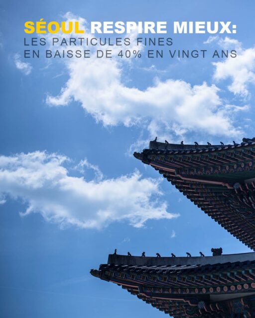 Il y a vingt ans, Séoul suffoquait sous un épais smog. Aujourd’hui, le ciel s’est dégagé. Les chiffres parlent d’eux-mêmes : les poussières ultrafines (PM2,5) ont chuté de 40 % et les poussières fines (PM10) de 47 %. La ville compte désormais 182 jours par an avec un air de bonne qualité, contre seulement 73 en 2006.

Comment y est-on arrivé ?

La révolution est venue des transports. La municipalité a converti plus de 8 900 bus diesel au gaz naturel comprimé, une mesure qui a eu un impact immédiat. Parallèlement, près de 530 000 véhicules diesel anciens ont été équipés de filtres à particules ou mis à la casse. Des restrictions de circulation pour les voitures les plus polluantes complètent ce dispositif.

Mais tout n’est pas réglé pour autant

Alors que les poussières fines reculent, un autre ennemi s’impose : l’ozone. Sa concentration a bondi de 48 % en dix ans, un phénomène préoccupant surtout en été. Séoul a déjà lancé des campagnes ciblées sur les émissions de composés organiques volatils, notamment auprès des stations-service et des imprimeries.

En bref : la bataille contre la pollution atmosphérique est en bonne voie, mais elle n’est pas terminée. Séoul prouve qu’avec des politiques fortes, on peut inverser la tendance... et qu’il reste toujours un nouveau défi à relever.
#Séoul #AirPur #Environnement #Corée #polution